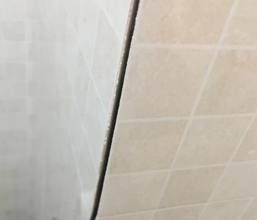 双江瓷砖空鼓维修公司分享阳台瓷砖脱落的修复过程可以分为以下几个步骤