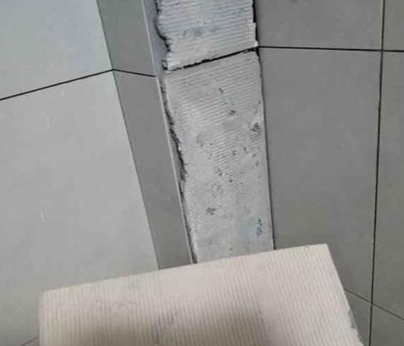 双江瓷砖空鼓维修公司分享下厨房瓷砖脱落的补救措施。